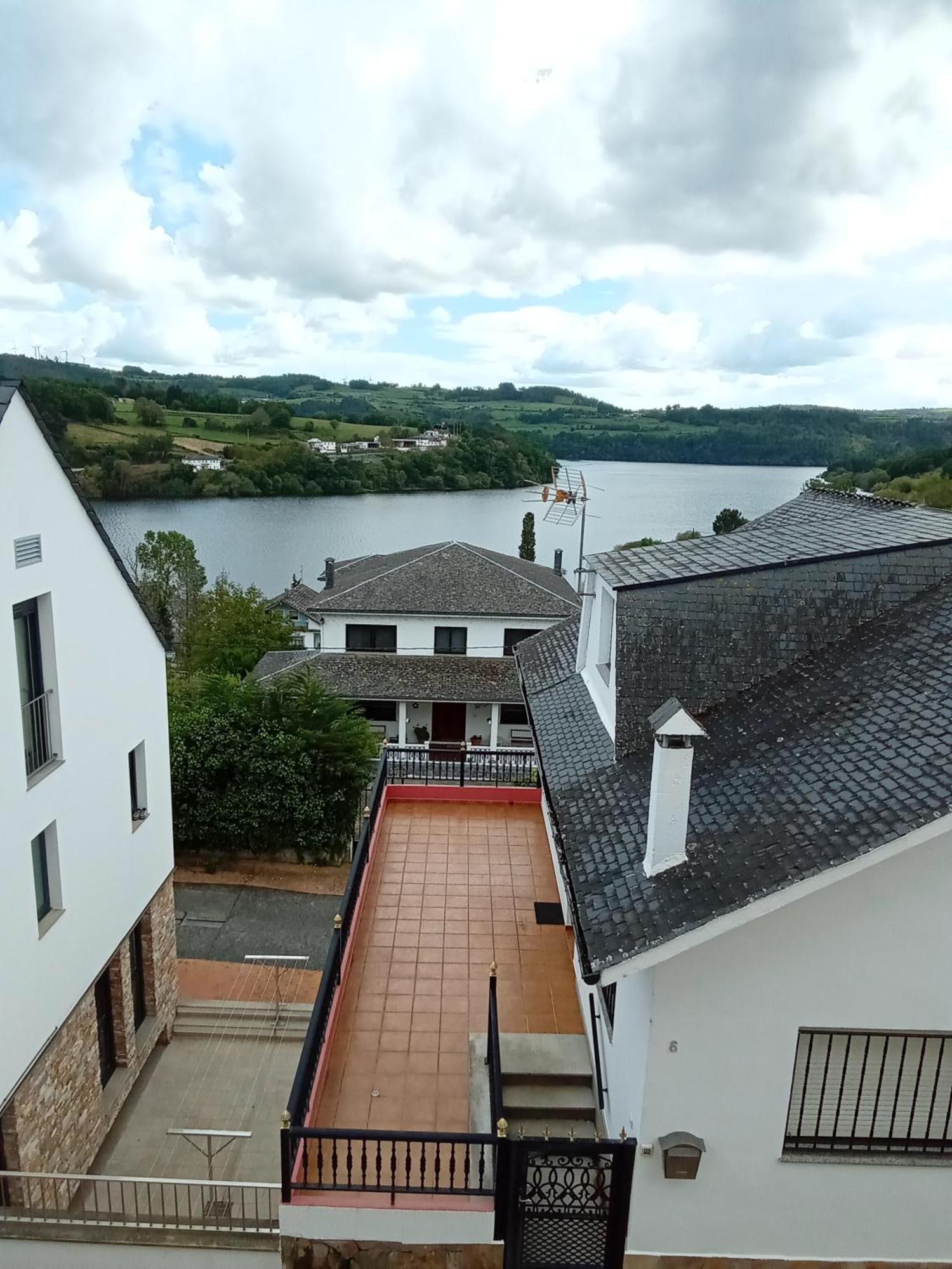 Pension Albergue Gonzar Portomarin Exteriör bild
